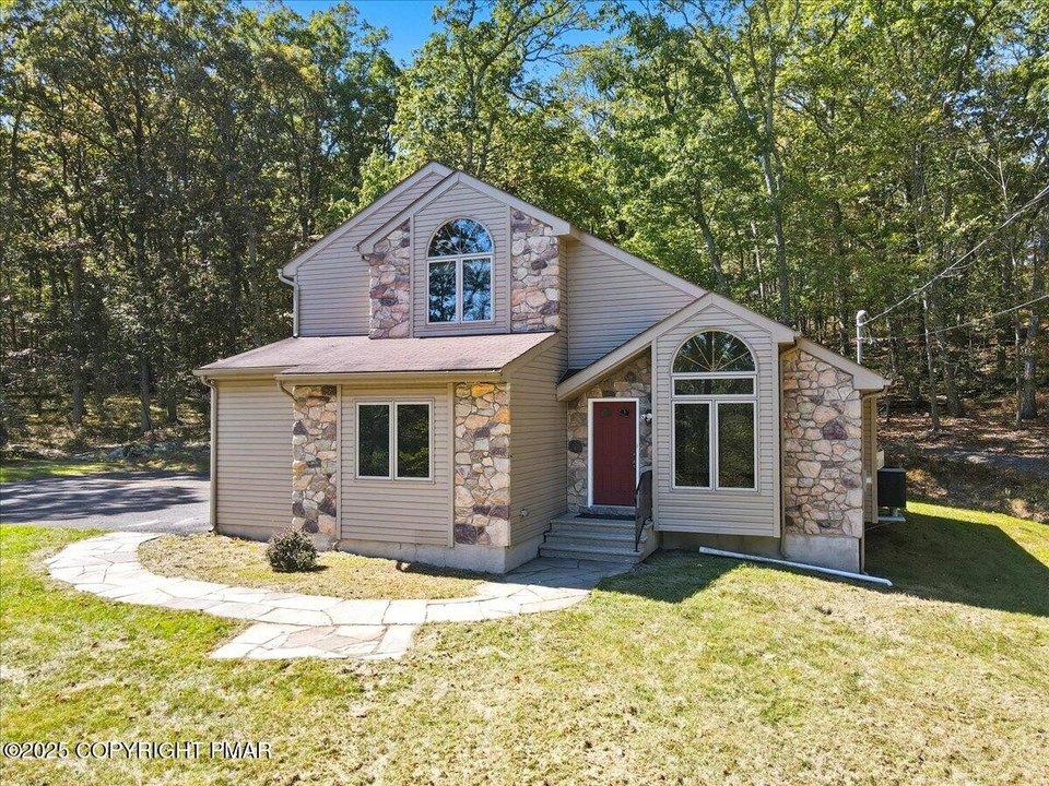 121 Sterling Cir – Bushkill, PA